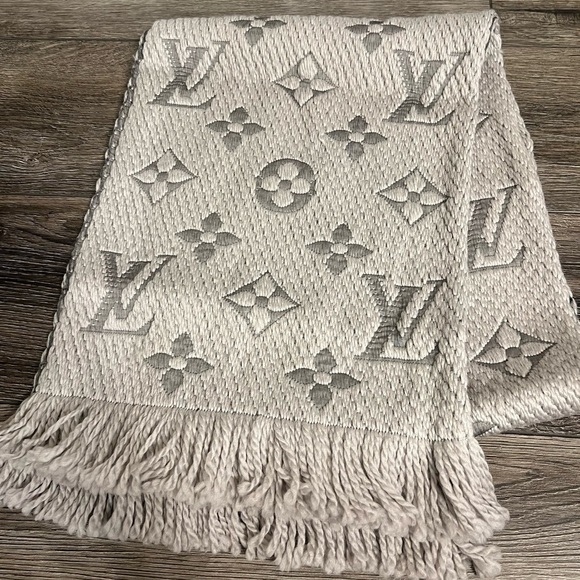 Louis Vuitton Gray Logomania Printed Scarf - Picture 4 of 5